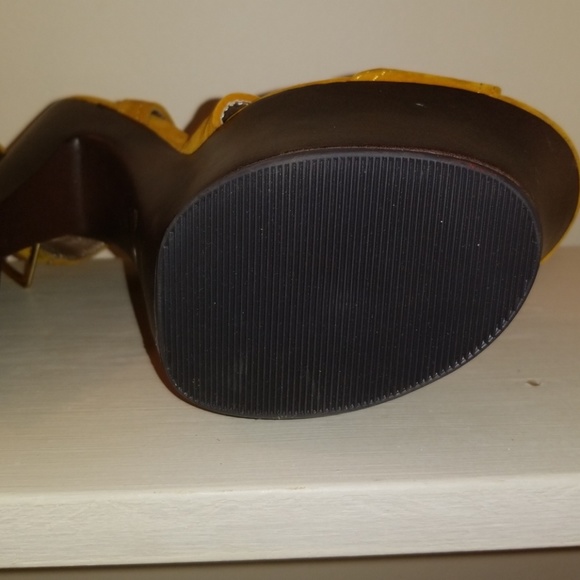 Opened toe platform heel - Picture 3 of 5